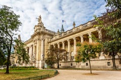 Η πλευρά ψάρεψε την άποψη του μεγάλου Palais des champs-à ‰ lysées στη λεωφόρο Winston Churchill, Παρίσι στοκ εικόνες με δικαίωμα ελεύθερης χρήσης Η πλευρά ψάρεψε την άποψη του μεγάλου Palais des champs-à ‰ lysées στη λεωφόρο Winston Churchill, Παρίσι στοκ εικόνες με δικαίωμα ελεύθερης χρήσης