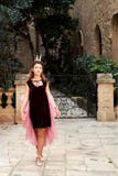 Η πριγκήπισσα σε ένα κόκκινο φόρεμα και pointe τα παπούτσια βελούδου χορεύει σε ένα αρχαίο κάστρο κοντά στον κήπο πίσω από το σφυ Στοκ φωτογραφίες με δικαίωμα ελεύθερης χρήσης Η πριγκήπισσα σε ένα κόκκινο φόρεμα και pointe τα παπούτσια βελούδου χορεύει σε ένα αρχαίο κάστρο κοντά στον κήπο πίσω από το σφυ Στοκ φωτογραφίες με δικαίωμα ελεύθερης χρήσης
