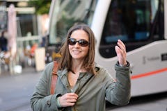 Η πρόσφατα προσεγγισμένη γυναίκα χαιρετά το χέρι της μετά από να πάρει από τον υπόγειο στη Σεβίλη, Ισπανία στοκ εικόνες Η πρόσφατα προσεγγισμένη γυναίκα χαιρετά το χέρι της μετά από να πάρει από τον υπόγειο στη Σεβίλη, Ισπανία στοκ εικόνες