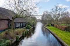 Η πρόωρη άποψη άνοιξη σχετικά με Giethoorn, Κάτω Χώρες, ένα παραδοσιακό ολλανδικό χωριό με τα κανάλια και αγροτικός τα αγροτικά σ στοκ φωτογραφία Η πρόωρη άποψη άνοιξη σχετικά με Giethoorn, Κάτω Χώρες, ένα παραδοσιακό ολλανδικό χωριό με τα κανάλια και αγροτικός τα αγροτικά σ στοκ φωτογραφία
