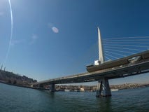 Η πρώτη γέφυρα του Βοσπόρου που συνδέει την Ευρώπη και την Ασία στη Ιστανμπούλ στοκ εικόνα Η πρώτη γέφυρα του Βοσπόρου που συνδέει την Ευρώπη και την Ασία στη Ιστανμπούλ στοκ εικόνα