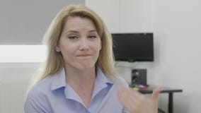 Η πτώση και δεν αποδοκιμάζει καμία χειρονομία που γίνεται από την όμορφη εταιρική γυναίκα στο γραφείο που αρνείται την επιχειρησι Η πτώση και δεν αποδοκιμάζει καμία χειρονομία που γίνεται από την όμορφη εταιρική γυναίκα στο γραφείο που αρνείται την επιχειρησι