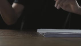 Η πυγμή του υ επιχειρηματία κτυπά στον πίνακα σε σε αργή κίνηση απόθεμα βίντεο Η πυγμή του υ επιχειρηματία κτυπά στον πίνακα σε σε αργή κίνηση απόθεμα βίντεο