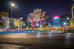 Η πύλη Chinatown στο δρόμο Yaowarat τη νύχτα στοκ φωτογραφίες με δικαίωμα ελεύθερης χρήσης Η πύλη Chinatown στο δρόμο Yaowarat τη νύχτα στοκ φωτογραφίες με δικαίωμα ελεύθερης χρήσης