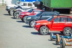 Η Ρωσία, Ροστόφ--φορά στις 16 Αυγούστου 2018 το ηλεκτρικό αυτοκίνητο παιδιών ` s των διαφορετικών προτύπων και των χρωμάτων στοκ εικόνα Η Ρωσία, Ροστόφ--φορά στις 16 Αυγούστου 2018 το ηλεκτρικό αυτοκίνητο παιδιών ` s των διαφορετικών προτύπων και των χρωμάτων στοκ εικόνα