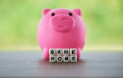 Η ρόδινη piggy τράπεζα έννοιας αγοράς δανείων εγχώριας αποταμίευσης πώλησης ακίνητων περιουσιών και χωρίζει σε τετράγωνα τις λέξε στοκ φωτογραφία με δικαίωμα ελεύθερης χρήσης Η ρόδινη piggy τράπεζα έννοιας αγοράς δανείων εγχώριας αποταμίευσης πώλησης ακίνητων περιουσιών και χωρίζει σε τετράγωνα τις λέξε στοκ φωτογραφία με δικαίωμα ελεύθερης χρήσης