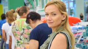 Η σειρά αναμονής των ανθρώπων που στέκονται στον έλεγχο στην υπεραγορά 4k, σε αργή κίνηση απόθεμα βίντεο Η σειρά αναμονής των ανθρώπων που στέκονται στον έλεγχο στην υπεραγορά 4k, σε αργή κίνηση απόθεμα βίντεο