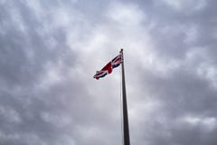 Η σημαία της Αγγλίας στη γέφυρα του Λονδίνου στην πόλη Havasu λιμνών στοκ φωτογραφία με δικαίωμα ελεύθερης χρήσης Η σημαία της Αγγλίας στη γέφυρα του Λονδίνου στην πόλη Havasu λιμνών στοκ φωτογραφία με δικαίωμα ελεύθερης χρήσης