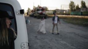 Η σκηνή των φοβησμένων τρεξιμάτων κοριτσιών μακρυά από το zombie, που κρύβει πίσω από το άσπρο φορτηγό κατόπιν που τρέχει μακριά απόθεμα βίντεο Η σκηνή των φοβησμένων τρεξιμάτων κοριτσιών μακρυά από το zombie, που κρύβει πίσω από το άσπρο φορτηγό κατόπιν που τρέχει μακριά απόθεμα βίντεο