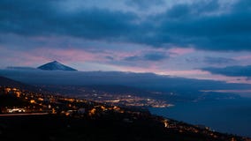 Η σκιαγραφία του ηφαιστείου del Teide περιέβαλε από τα σύννεφα σε έναν νυχτερινό ουρανό Pico del Teide βουνό στο εθνικό πάρκο EL στοκ εικόνες με δικαίωμα ελεύθερης χρήσης Η σκιαγραφία του ηφαιστείου del Teide περιέβαλε από τα σύννεφα σε έναν νυχτερινό ουρανό Pico del Teide βουνό στο εθνικό πάρκο EL στοκ εικόνες με δικαίωμα ελεύθερης χρήσης