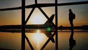 Η σκιαγραφία του τύπου τουριστών που προσέχει την απογείωση του αεροπλάνου και που περνά ένα τεράστιο αεροπλάνο που στέκεται στον απόθεμα βίντεο Η σκιαγραφία του τύπου τουριστών που προσέχει την απογείωση του αεροπλάνου και που περνά ένα τεράστιο αεροπλάνο που στέκεται στον απόθεμα βίντεο