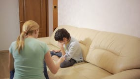Η σοβαρή μητέρα που μιλά ο έφηβος στο σπίτι απόθεμα βίντεο Η σοβαρή μητέρα που μιλά ο έφηβος στο σπίτι απόθεμα βίντεο
