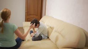 Η σοβαρή μητέρα που μιλά ο έφηβος στο σπίτι απόθεμα βίντεο Η σοβαρή μητέρα που μιλά ο έφηβος στο σπίτι απόθεμα βίντεο