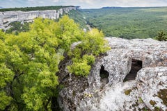 Η σπηλιά είναι στην κορυφή του βουνού, της άποψης του δάσους και της κοιλάδας στοκ εικόνα Η σπηλιά είναι στην κορυφή του βουνού, της άποψης του δάσους και της κοιλάδας στοκ εικόνα