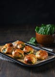 Η σπιτική συνταγή των croissants γέμισε με το σπανάκι και το ricotta σε χαρτί ψησίματος στο πιάτο ψησίματος με το κύπελλο του φρέ στοκ φωτογραφία με δικαίωμα ελεύθερης χρήσης Η σπιτική συνταγή των croissants γέμισε με το σπανάκι και το ricotta σε χαρτί ψησίματος στο πιάτο ψησίματος με το κύπελλο του φρέ στοκ φωτογραφία με δικαίωμα ελεύθερης χρήσης