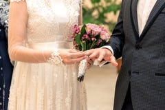 Η στιγμή της ανταλλαγής των δαχτυλιδιών των newlyweds, η νύφη βάζει ένα δαχτυλίδι σε ετοιμότητα του νεόνυμφου στοκ εικόνες με δικαίωμα ελεύθερης χρήσης Η στιγμή της ανταλλαγής των δαχτυλιδιών των newlyweds, η νύφη βάζει ένα δαχτυλίδι σε ετοιμότητα του νεόνυμφου στοκ εικόνες με δικαίωμα ελεύθερης χρήσης