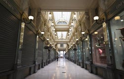 Η στοά της βασίλισσας καταλαμβάνει το βόρειο μισό των Άγιος-Hubert βασιλικών στοών, ένα συγκρότημα των βερνικωμένων αγορών arcade στοκ εικόνα με δικαίωμα ελεύθερης χρήσης Η στοά της βασίλισσας καταλαμβάνει το βόρειο μισό των Άγιος-Hubert βασιλικών στοών, ένα συγκρότημα των βερνικωμένων αγορών arcade στοκ εικόνα με δικαίωμα ελεύθερης χρήσης
