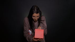 Η συγκινημένη και έκπληκτη νέα γυναίκα ανοίγει το παρόν δώρο της στα γενέθλιά της απόθεμα βίντεο Η συγκινημένη και έκπληκτη νέα γυναίκα ανοίγει το παρόν δώρο της στα γενέθλιά της απόθεμα βίντεο
