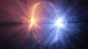 Η σφαίρα καθρεφτών Disco απεικονίζει το πολύ ανοιχτά μπλε και το κόκκινο φως Η σφαίρα καθρεφτών Disco απεικονίζει το πολύ ανοιχτά μπλε και το κόκκινο φως