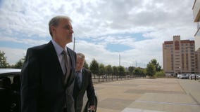 Η σωματοφυλακή ανοίγει την πόρτα αυτοκινήτων και πηγαίνει με το προστατευμένο πρόσωπο στο γραφείο φιλμ μικρού μήκους Η σωματοφυλακή ανοίγει την πόρτα αυτοκινήτων και πηγαίνει με το προστατευμένο πρόσωπο στο γραφείο φιλμ μικρού μήκους