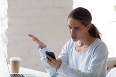 Η ταραγμένηη γυναίκα που έχει το πρόβλημα με το τηλέφωνο, διάβασε τις κακές ειδήσεις στοκ εικόνα με δικαίωμα ελεύθερης χρήσης Η ταραγμένηη γυναίκα που έχει το πρόβλημα με το τηλέφωνο, διάβασε τις κακές ειδήσεις στοκ εικόνα με δικαίωμα ελεύθερης χρήσης