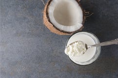 Η τοπ άποψη του κουταλιού με kefir τα σιτάρια, γυαλί kefir, ράγισε την καρύδα στοκ εικόνα με δικαίωμα ελεύθερης χρήσης Η τοπ άποψη του κουταλιού με kefir τα σιτάρια, γυαλί kefir, ράγισε την καρύδα στοκ εικόνα με δικαίωμα ελεύθερης χρήσης
