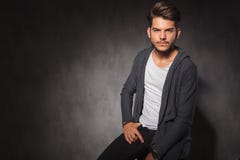 Η τοποθέτηση ατόμων στο στούντιο με παραδίδει την τσέπη καθμένος Στοκ Φωτογραφίες Η τοποθέτηση ατόμων στο στούντιο με παραδίδει την τσέπη καθμένος Στοκ Φωτογραφίες