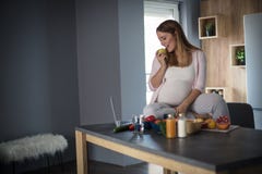 Η υγιής διαβίωση είναι ίση με ένα υγιές μωρό στοκ εικόνες Η υγιής διαβίωση είναι ίση με ένα υγιές μωρό στοκ εικόνες