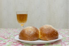 Η υπερυψωμένη άποψη του πίνακα παραμονής Shabbat με αποκαλυμμένος challah πασπαλίζει με ψίχουλα και του φλυτζανιού κρασιού Kiddus στοκ φωτογραφία με δικαίωμα ελεύθερης χρήσης Η υπερυψωμένη άποψη του πίνακα παραμονής Shabbat με αποκαλυμμένος challah πασπαλίζει με ψίχουλα και του φλυτζανιού κρασιού Kiddus στοκ φωτογραφία με δικαίωμα ελεύθερης χρήσης
