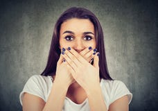 Η φοβησμένη γυναίκα καλύπτει το στόμα της για να το κρατήσει ήρεμο στοκ εικόνα με δικαίωμα ελεύθερης χρήσης Η φοβησμένη γυναίκα καλύπτει το στόμα της για να το κρατήσει ήρεμο στοκ εικόνα με δικαίωμα ελεύθερης χρήσης