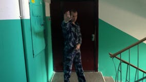Η φρουρά που ντύνεται διαμέρισμα στη στρατιωτική στολή φρουρεί το απόθεμα βίντεο Η φρουρά που ντύνεται διαμέρισμα στη στρατιωτική στολή φρουρεί το απόθεμα βίντεο