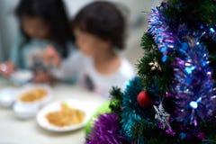 Η φωτογραφία θαμπάδων της κατανάλωσης παιδιών και απολαμβάνει τη γιορτή Χριστουγέννων και το νέο έτος στοκ φωτογραφία Η φωτογραφία θαμπάδων της κατανάλωσης παιδιών και απολαμβάνει τη γιορτή Χριστουγέννων και το νέο έτος στοκ φωτογραφία