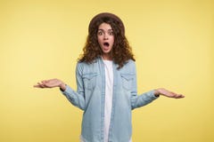 Η χαριτωμένη γυναίκα brunette με τη σγουρή τρίχα πήρε έκπληκτη, πέρα από το κίτρινο υπόβαθρο στοκ φωτογραφίες Η χαριτωμένη γυναίκα brunette με τη σγουρή τρίχα πήρε έκπληκτη, πέρα από το κίτρινο υπόβαθρο στοκ φωτογραφίες