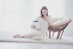 Η χαριτωμένη καλή όμορφη γοητευτική ελκυστική γυναίκα κάθεται στο θόριο στοκ εικόνα Η χαριτωμένη καλή όμορφη γοητευτική ελκυστική γυναίκα κάθεται στο θόριο στοκ εικόνα