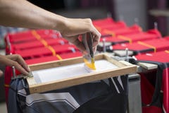 Η χειροποίητη μπλούζα εκτύπωσης οθόνης, εργαζόμενοι λειτουργεί στοκ φωτογραφία με δικαίωμα ελεύθερης χρήσης Η χειροποίητη μπλούζα εκτύπωσης οθόνης, εργαζόμενοι λειτουργεί στοκ φωτογραφία με δικαίωμα ελεύθερης χρήσης