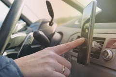 Η χρησιμοποίηση γυναικών smort τηλεφωνά οδηγώντας το αυτοκίνητο στοκ εικόνα Η χρησιμοποίηση γυναικών smort τηλεφωνά οδηγώντας το αυτοκίνητο στοκ εικόνα