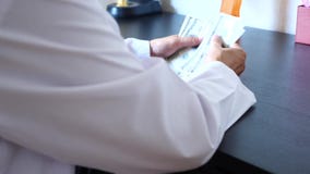 Η δωροδοκία, η δωροδοκία και η απάτη είναι μια κινηματογράφηση σε πρώτο πλάνο ενός γιατρού που παίρνει τα χρήματα 4K κίνηση αργή φιλμ μικρού μήκους Η δωροδοκία, η δωροδοκία και η απάτη είναι μια κινηματογράφηση σε πρώτο πλάνο ενός γιατρού που παίρνει τα χρήματα 4K κίνηση αργή φιλμ μικρού μήκους