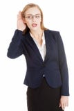 Η όμορφη επιχειρησιακή γυναίκα είναι πέρα να ακούσει, trouching το αυτί της. στοκ εικόνες Η όμορφη επιχειρησιακή γυναίκα είναι πέρα να ακούσει, trouching το αυτί της. στοκ εικόνες