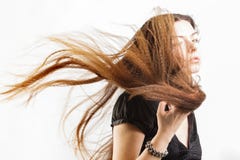 Η όμορφη μακρυμάλλης νέα γυναίκα έχει ένα όνειρο στοκ εικόνες Η όμορφη μακρυμάλλης νέα γυναίκα έχει ένα όνειρο στοκ εικόνες