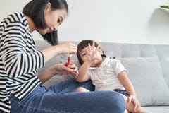 Η όμορφη νέα μητέρα χρωματίζει το βερνίκι καρφιών στη χαριτωμένη μικρή κόρη της στοκ φωτογραφία Η όμορφη νέα μητέρα χρωματίζει το βερνίκι καρφιών στη χαριτωμένη μικρή κόρη της στοκ φωτογραφία
