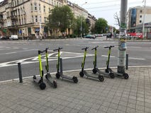 Ηλεκτρικά μηχανικά δίκυκλα που περιμένουν να χρησιμοποιηθεί στοκ εικόνες με δικαίωμα ελεύθερης χρήσης Ηλεκτρικά μηχανικά δίκυκλα που περιμένουν να χρησιμοποιηθεί στοκ εικόνες με δικαίωμα ελεύθερης χρήσης