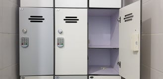 Ηλεκτρικές κλειδαριές κώδικα ασφάλειας στην πόρτα τριών γραφείων στοκ εικόνες Ηλεκτρικές κλειδαριές κώδικα ασφάλειας στην πόρτα τριών γραφείων στοκ εικόνες