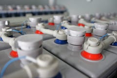 Ηλεκτρική κινηματογράφηση σε πρώτο πλάνο ανεφοδιασμού ΣΥΝΕΧΟΥΣ ισχύος της μπαταρίας στοκ φωτογραφίες Ηλεκτρική κινηματογράφηση σε πρώτο πλάνο ανεφοδιασμού ΣΥΝΕΧΟΥΣ ισχύος της μπαταρίας στοκ φωτογραφίες