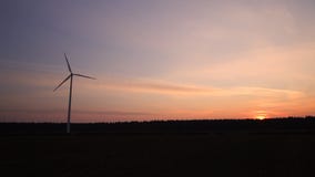 Ηλεκτρική σκιαγραφία γεννητριών δύναμης ανεμόμυλων στο ηλιοβασίλεμα Ηλεκτρική σκιαγραφία γεννητριών δύναμης ανεμόμυλων στο ηλιοβασίλεμα