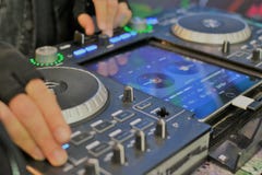 Ηλεκτρονικός αναμίκτης μουσικής techno dupstep στοκ φωτογραφίες Ηλεκτρονικός αναμίκτης μουσικής techno dupstep στοκ φωτογραφίες