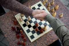 Ηληκιωμένοι που τινάζουν τα χέρια μετά από το παιχνίδι ελέγχου στοκ εικόνα με δικαίωμα ελεύθερης χρήσης Ηληκιωμένοι που τινάζουν τα χέρια μετά από το παιχνίδι ελέγχου στοκ εικόνα με δικαίωμα ελεύθερης χρήσης