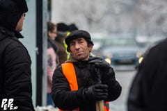 Ηληκιωμένος με το φτυάρι που καθαρίζει τη διάβαση πεζών στοκ φωτογραφίες Ηληκιωμένος με το φτυάρι που καθαρίζει τη διάβαση πεζών στοκ φωτογραφίες