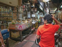 Ηλικιωμένες ασιατικές γυναίκες που χάνονται στην πόλη της Κίνας στοκ φωτογραφίες Ηλικιωμένες ασιατικές γυναίκες που χάνονται στην πόλη της Κίνας στοκ φωτογραφίες