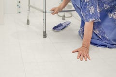 Ηλικιωμένη γυναίκα που πέφτει στο λουτρό, ολισθηρές επιφάνειες στοκ φωτογραφίες Ηλικιωμένη γυναίκα που πέφτει στο λουτρό, ολισθηρές επιφάνειες στοκ φωτογραφίες
