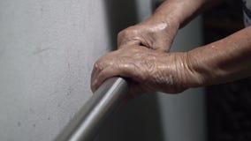 Ηλικιωμένη εκμετάλλευση χεριών γυναικών στο κιγκλίδωμα για την υποστήριξη φιλμ μικρού μήκους Ηλικιωμένη εκμετάλλευση χεριών γυναικών στο κιγκλίδωμα για την υποστήριξη φιλμ μικρού μήκους